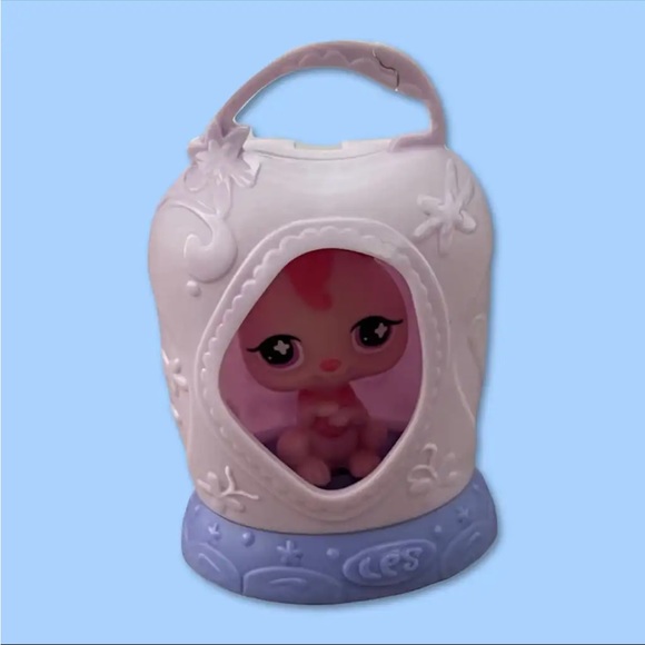 Littlest Pet Shop McDonald's 2009 Bunny in a Hut Happy Meal Toy Keychain - Picture 1 of 3